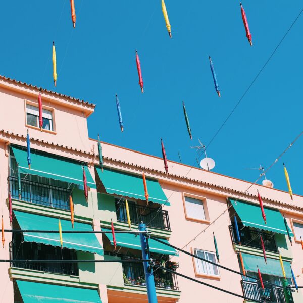 Gebouw met paraplu's